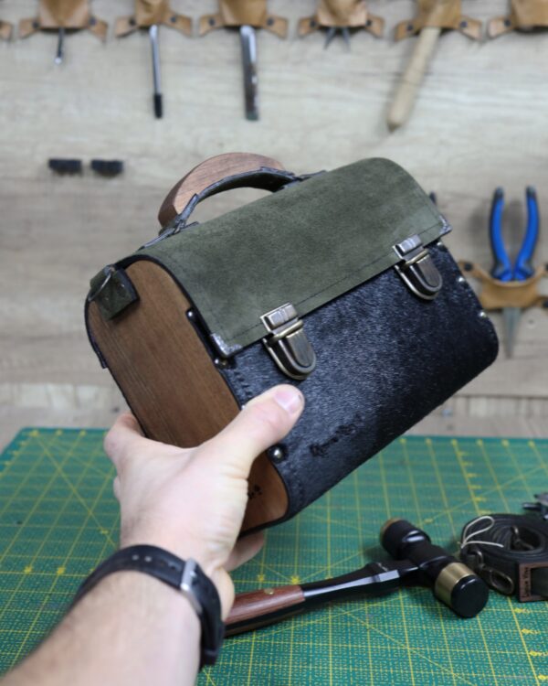 Rucna torba od drveta i koze. crna koza sa dlakom, zeleni poklopac sa prevrnutom kozom, drvena rucica i drvene stranice?