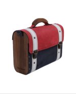 Kozna torba sa drvenim stranicama i drvenom rucicom. Crveni poklopac, teget kozno telo i beli kaisevi preko.