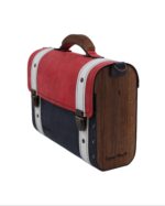 Kozna torba sa drvenim stranicama i drvenom rucicom. Crveni poklopac, teget kozno telo i beli kaisevi preko.