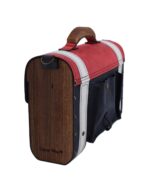 Kozna torba sa drvenim stranicama i drvenom rucicom. Crveni poklopac, teget kozno telo i beli kaisevi preko.