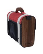 Kozna torba sa drvenim stranicama i drvenom rucicom. Crveni poklopac, teget kozno telo i beli kaisevi preko.