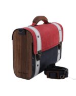 Kozna torba sa drvenim stranicama i drvenom rucicom. Crveni poklopac, teget kozno telo i beli kaisevi preko.