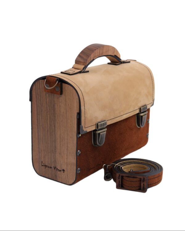 Torba od drveta i koze. Drvene stranice i rucica i kozno telo torbe. braon donji deo torbe i svetlo braon kozni poklopac