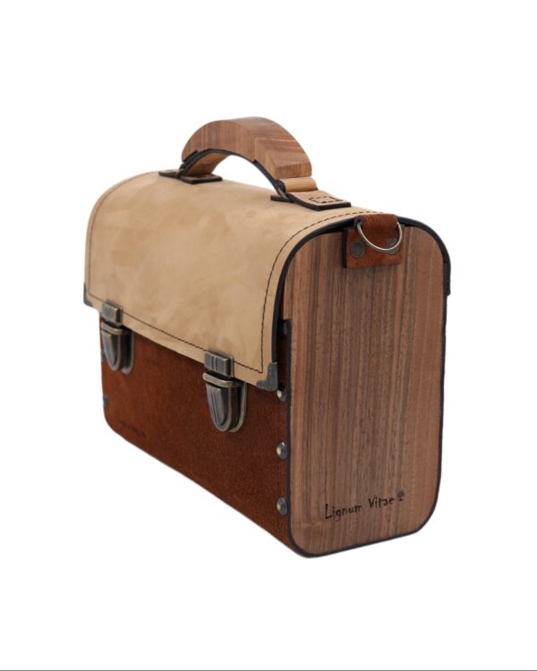 Torba od drveta i koze. Drvene stranice i rucica i kozno telo torbe. braon donji deo torbe i svetlo braon kozni poklopac